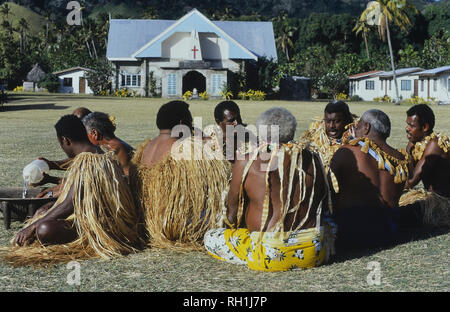 Guerriers traditionnels fidjiens la préparation du kava. Malakati village. Nacula île. Les îles Fidji. Pacifique Sud Banque D'Images