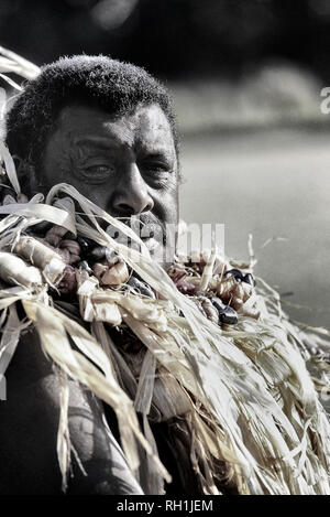 Guerrier traditionnel fidjien de la préparation du kava. Malakati village. Nacula île. Les îles Fidji. Pacifique Sud Banque D'Images