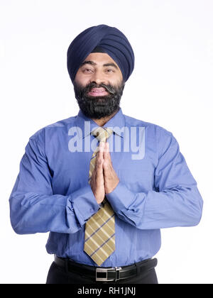 PORTRAIT D'UN SIKH SARDAR HOMME AVEC LES MAINS pliées en guise de salutation Banque D'Images