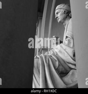 Statue de Arnolfo di Cambio à la recherche jusqu'à la cathédrale de la cathédrale de Florence Banque D'Images