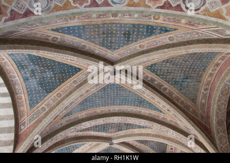 Italie, Florence - 02 Avril 2017 : l'avis de plafond de cloître des morts, cimetière souterrain de la Basilique Santa Maria Novella à l'intérieur. Banque D'Images