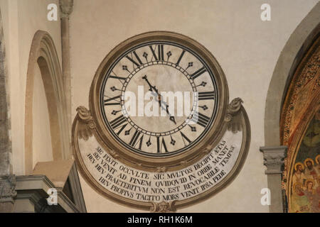 Italie, Florence - 02 Avril 2017 : le point de vue de la grande horloge peinte, 18 siècle, à l'intérieur de l'église Santa Maria Novella sur 02 avril 2017, la Toscane. Banque D'Images