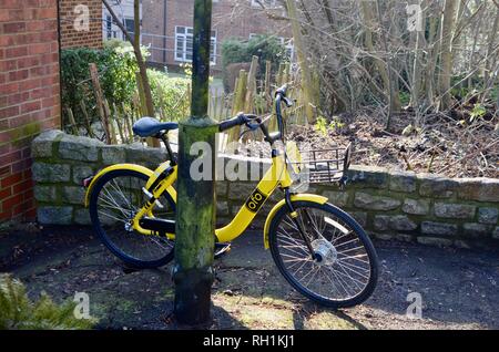 Un vélo de location ofo déversés dans un quartier du nord de Londres, Angleterre Banque D'Images