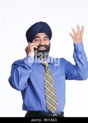 PORTRAIT D'UN SIKH SARDAR MAN TALKING ON MOBILE Banque D'Images