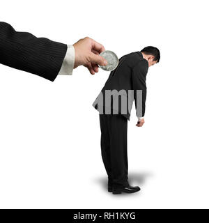 Big hand holding pièce dans businessman's back, isolé sur fond blanc. Banque D'Images