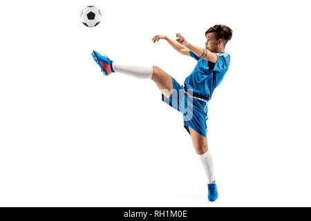 Jeune garçon avec ballon de soccer faisant flying kick, isolé sur blanc. football joueurs de football en mouvement sur fond de studio. Mettre en place dans l'action, garçon saut saut, mouvement à jeu. Banque D'Images