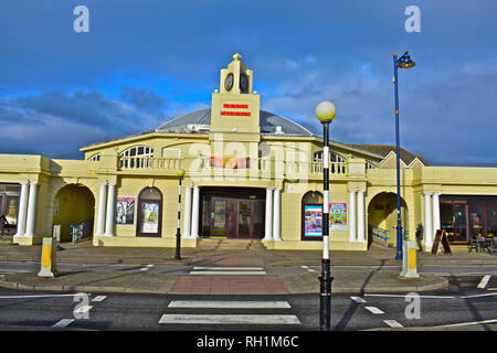 La façade de l'immeuble art déco classique , le Grand Pavillon, sur l'esplanade à Porthcawl. Aujourd'hui utilisé pour les spectacles, danses et plus encore. Banque D'Images