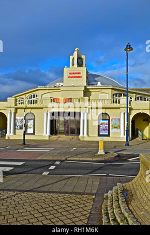 La façade de l'immeuble art déco classique , le Grand Pavillon, sur l'esplanade à Porthcawl. Aujourd'hui utilisé pour les spectacles, danses et plus encore. Banque D'Images