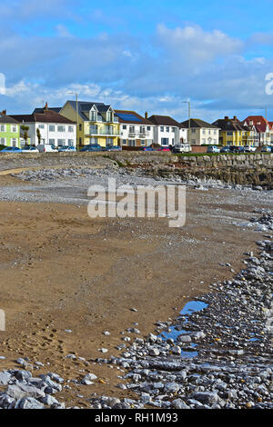 La promenade à Porthcawl avec des maisons donnant sur la mer. À marée basse, l'estran rocheux est révélé avec seulement une petite zone de sable. S.Wales Banque D'Images