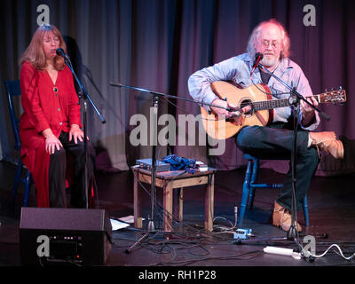 John Renbourn (1944-2015) Musicien, compositeur et chanteur. Guitariste, Pentangle band des années 1970. L'exécution avec Jacqui McShee, chanteur, Melrose 2003. Banque D'Images