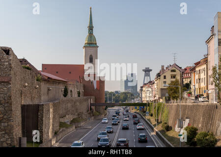 Le trafic quotidien sur les routes dans le centre de Bratislava, capitale de la République slovaque Banque D'Images