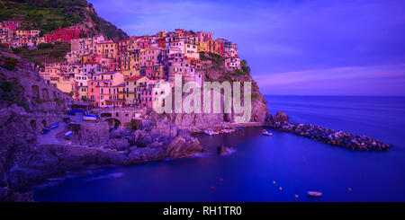 Manarola - village des Cinque Terre National Park à côte ligure de l'Italie. De belles couleurs au coucher du soleil. Province de La Spezia, Ligurie, dans le nord Banque D'Images