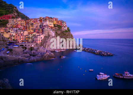 Manarola - village des Cinque Terre National Park à côte ligure de l'Italie. De belles couleurs au coucher du soleil. Province de La Spezia, Ligurie, dans le nord Banque D'Images