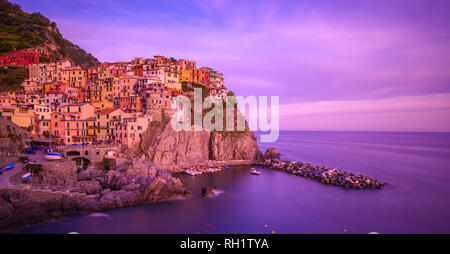 Manarola - village des Cinque Terre National Park à côte ligure de l'Italie. De belles couleurs au coucher du soleil. Province de La Spezia, Ligurie, dans le nord Banque D'Images