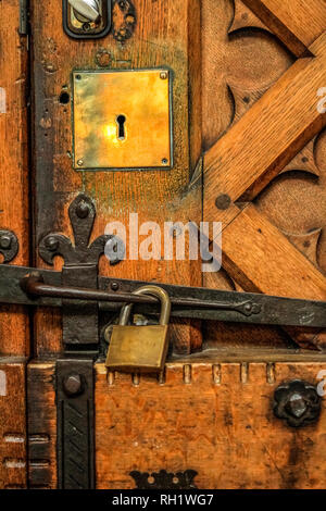 Cadenas sur un chêne de la porte de la cathédrale, avec raccords en laiton et en fer, et de vernis. Banque D'Images