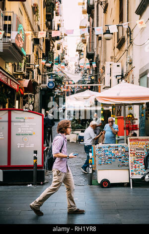 Naples, Italie - 17 octobre 2018 : Young Caucasian Man balades touristiques à la célèbre Via Toledo Street Banque D'Images