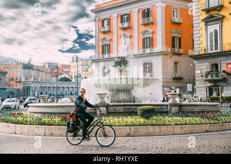 Naples, Italie - 17 octobre 2018 : Hot Man'équitation sur location près de Fontana del Carciofo. Banque D'Images