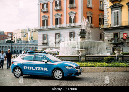 Naples, Italie - Octobre 17, 2018 : voiture de police assurent la sécurité près de Fontana del Carciofo. Banque D'Images