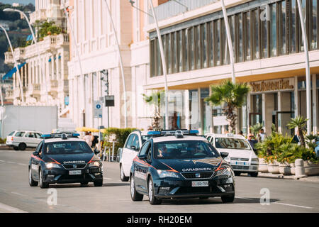 Naples, Italie - 17 octobre 2018 : deux voitures de police assurent la sécurité du siège dans la Via Partenope Street. Banque D'Images