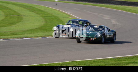 Porsche 904 Carrera et AC Cobra en piste à Goodwood Revival 7th Sept 2018 Banque D'Images