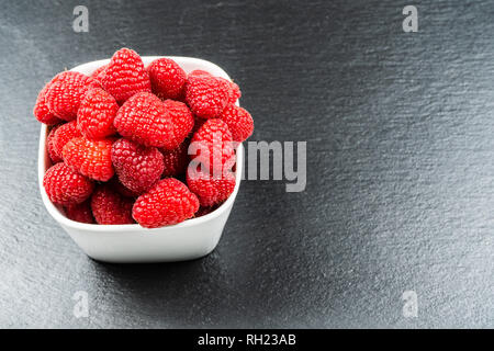 Avec la plaque sur fond noir en noir framboise.Copy space Banque D'Images