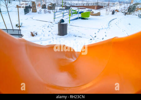 Faites glisser sur l'aire de jeux de neige orange dans Eagle Mountain Banque D'Images