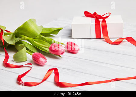 Bouquet de tulipes sur un fond de bois. Vue d'en haut. Carte de souhaits Banque D'Images
