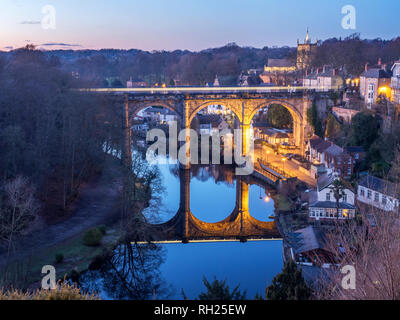 Former lumières sur le viaduc ferroviaire à Knaresborough reflétée dans la rivière Nidd au crépuscule North Yorkshire Angleterre Banque D'Images