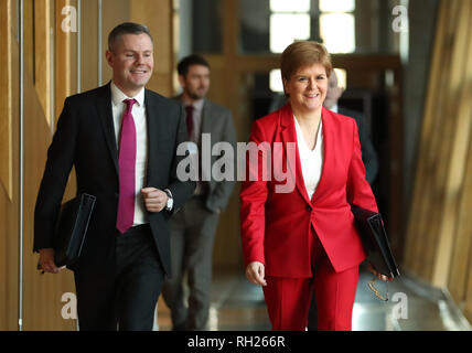 Premier ministre Nicola Sturgeon et secrétaire du Cabinet pour la Finance, Économie et travail juste avant l'arrivée de Derek Mackay Premier ministre des questions à le parlement écossais à Édimbourg. Banque D'Images