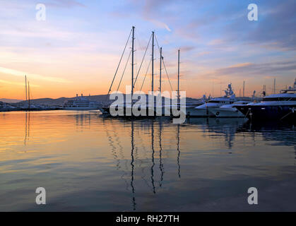 Voile réflexion sur mer avec un décor de soleil colorés - Attica Grèce Alimos Banque D'Images