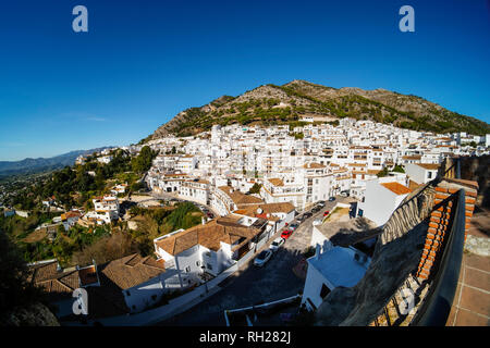 Vue panoramique, typique village blanc de Mijas Pueblo. Costa del Sol Malaga province. L'Andalousie, sud de l'Espagne. L'Europe Banque D'Images
