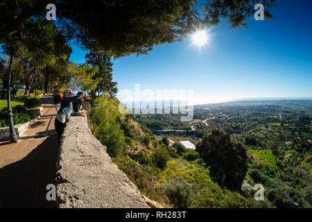 Vue panoramique sur la mer Méditerranée et Fuengirola depuis les jardins du mur, typique village blanc de Mijas Pueblo. Costa del Sol, Malaga prov Banque D'Images