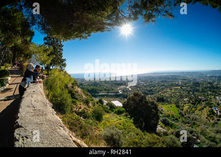 Vue panoramique sur la mer Méditerranée et Fuengirola depuis les jardins du mur, typique village blanc de Mijas Pueblo. Costa del Sol, Malaga prov Banque D'Images