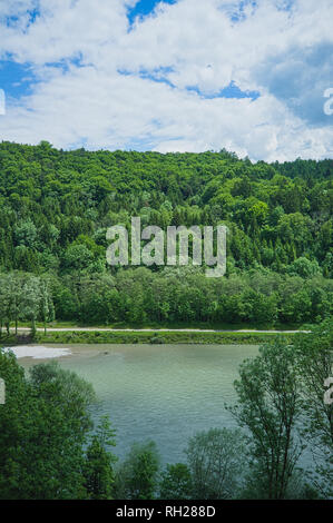 Vue de Burghausen (Bavière) vers l'Autriche sur la rivière Salzach Banque D'Images