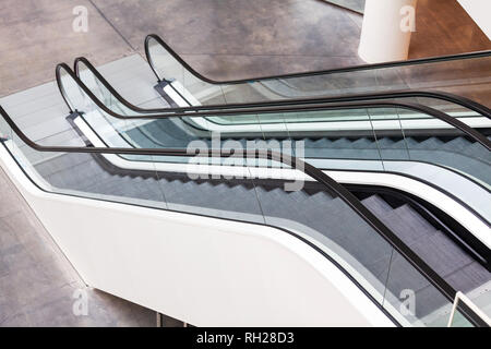 Escalator vide dans certains office building Banque D'Images