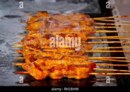 La gastronomie. Les brochettes de poulet cuisson sur grille, Mijas Pueblo. La province de Malaga, Costa del Sol. Andalousie le sud de l'Espagne. L'Europe Banque D'Images