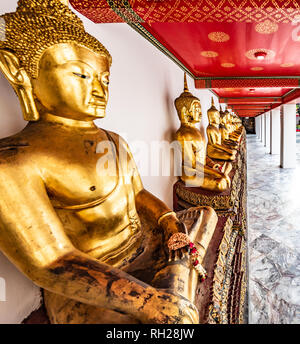 Rangée de statues de Bouddha d'Or de Wat Pho Thaïlande Bangkok Palace Banque D'Images