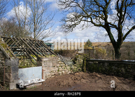 Cour de ferme en ruine, ainsi que la décomposition des bâtiments sur la lande de Bodmin Cornwall Banque D'Images