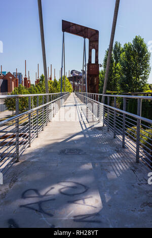 Turin, Italie - 27 août 2018 : Parco Dora, un parc public construit sur une ancienne zone industrielle, la préservation de certaines structures de l'ancien les plantes. Banque D'Images