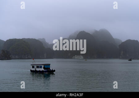 La baie d'Halong en nuages mystiques. Atmosphère mystique dans la célèbre baie d'Halong. Banque D'Images