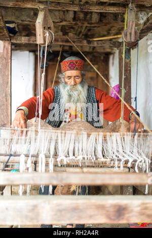 Kullu, Himachal Pradesh, Inde - Août 09, 2018 : HIMACHALI PATTU SAREE WEAVER sur son métier, l'artisanat traditionnel,artisanat indien, l'Inde Banque D'Images