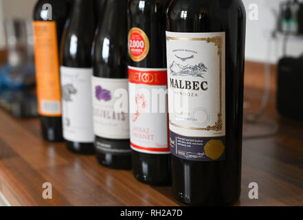 Plusieurs bouteilles de vin rouge y compris un Malbec d'Argentine Mendoza Banque D'Images