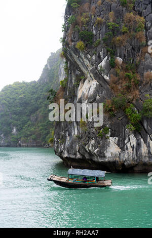 La baie d'Halong en nuages mystiques. Atmosphère mystique dans la célèbre baie d'Halong. Banque D'Images