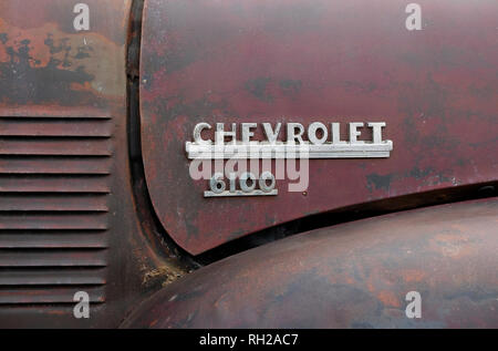 6100 Chevrolet-nom sur l'ancien capot de camion Banque D'Images