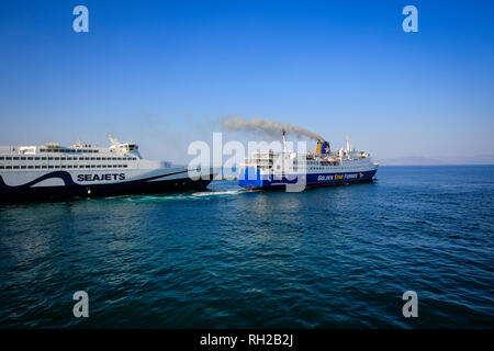 Rafina, Attique, Grèce - Seajets et Golden Star Ferries des ferries partent du port de Rafina à les îles des Cyclades. Attika, Rafina, Grèce - F Banque D'Images