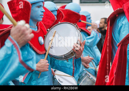 Samba Percussion music band habillés en costumes rouge et turquoise- Mealhada Carnaval parade, Portugal Banque D'Images