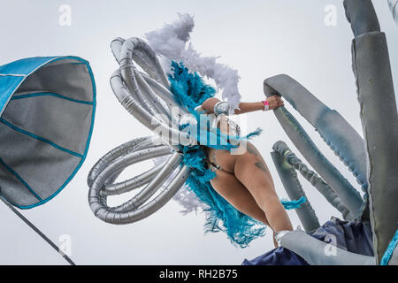 Femme en costume - vue arrière sur un flotteur en argent et turquoise - Mealhada Carnaval parade - style brésilien - Portugal Banque D'Images