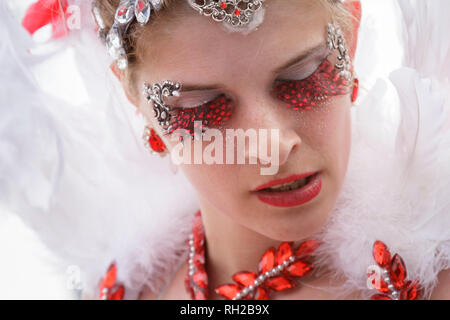 Samba femme en costume à plumes rouges et blancs - D'Artagnan e os Tres Mosqueteiros - samba band du vrai Imperatriz - Mealhada Carnaval parade - Portugal Banque D'Images