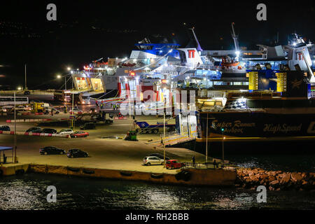 Rafina, Attique, Grèce - Ferries se trouvent dans le port de Rafina à nuit prêt pour la traversée vers les îles des Cyclades. Attika, Rafina, Grèce - Fa Banque D'Images