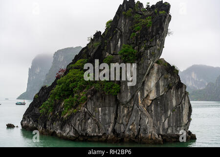 La baie d'Halong en nuages mystiques. Atmosphère mystique dans la célèbre baie d'Halong. Banque D'Images